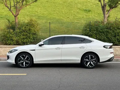 Volkswagen Lamando 2023, 30000 км, за 17504.29 USD
