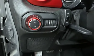 Jeep Wrangler 2019, 79679 км, за 31003.67 USD - фото 17