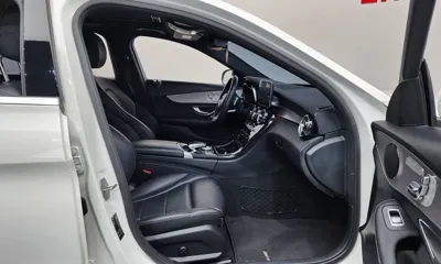 Mercedes-Benz C-Class 2018, 61996 км, за 12669.83 USD - фото 11