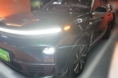 Li Auto L8 · 2023 год