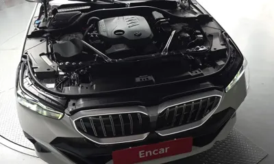 BMW 5-Series 2025, 6840 км, за 47860.89 USD - фото 6