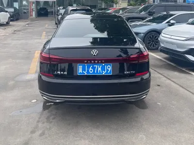 Volkswagen Passat 2023, 25000 км, за 14608.35 USD