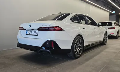 BMW 5-Series 2025, 9835 км, за 41023.62 USD