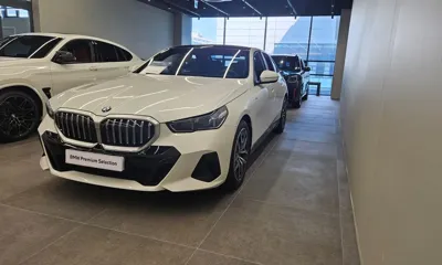 BMW 5-Series 2025, 9835 км, за 41023.62 USD