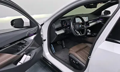 BMW 5-Series 2024, 25434 км, за 38744.53 USD - фото 10