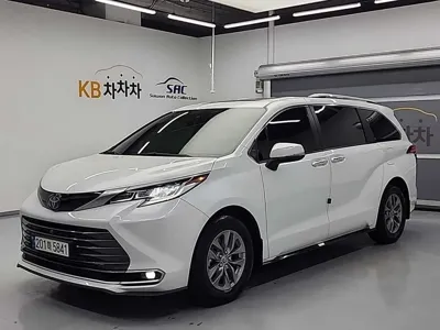 Toyota Sienna · 2022 год
