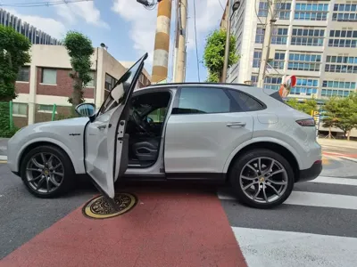 Porsche Cayenne 2023, 33222 км, за 85675.33 USD