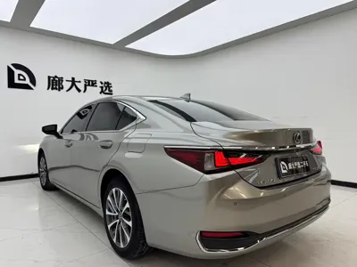Lexus ES 2022, 40000 км, за 23689.95 USD