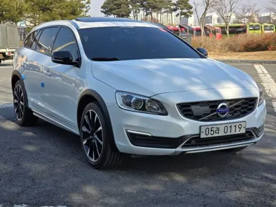 Volvo V60 2016, 113000 км, за 9124.33 USD