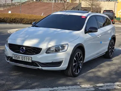 Volvo V60 2016, 113000 км, за 9124.33 USD