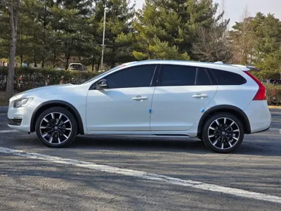 Volvo V60 2016, 113000 км, за 9124.33 USD