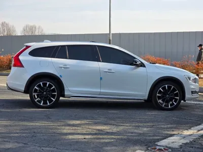 Volvo V60 2016, 113000 км, за 9124.33 USD