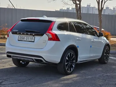 Volvo V60 2016, 113000 км, за 9124.33 USD - фото 8