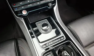 Jaguar XE 2018, 97376 км, за 5185.77 USD - фото 9