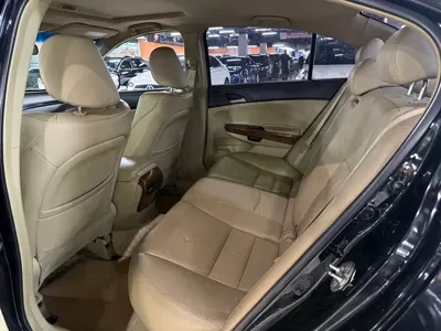 Honda Accord 2011, 181000 км, за 2766.28 USD