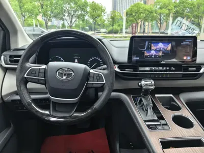 Toyota Sienna 2023, 91000 км, за 28957.65 USD