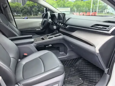 Toyota Sienna 2023, 91000 км, за 28875.78 USD - фото 7