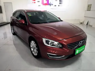 Volvo V60 2014, 136200 км, за 5820.03 USD