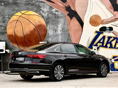 Volkswagen Passat 2020, 105000 км, за 11610.59 USD
