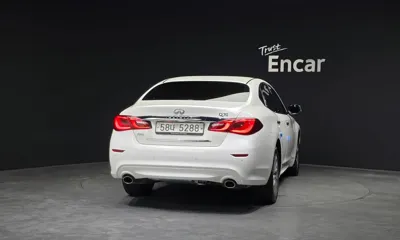 Infiniti Q70 2018, 107344 км, за 9327.37 USD