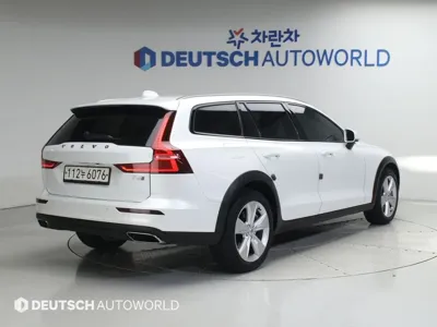 Volvo V60 2020, 76585 км, за 15203.61 USD