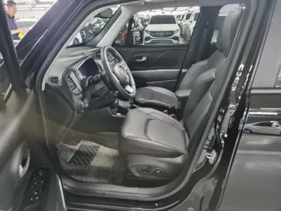 Jeep Renegade 2023, 1622 км, за 13668.03 USD - фото 9