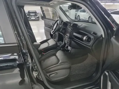 Jeep Renegade 2023, 1622 км, за 13668.03 USD - фото 12