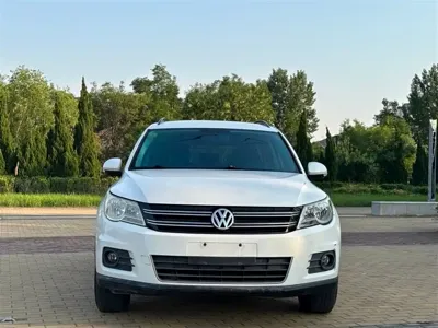 Volkswagen Tiguan 2012, 130000 км, за 2745.13 USD