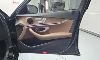 Mercedes-Benz E-Class 2023, 29743 км, за 28991.16 USD - фото 25