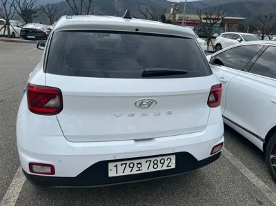 Hyundai Venue 2025, 15000 км, за 13127.56 USD
