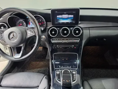 Mercedes-Benz C-Class 2018, 67958 км, за 11661.24 USD - фото 9