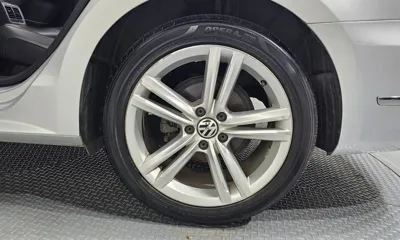 Volkswagen Passat 2013, 130677 км, за 2595.63 USD