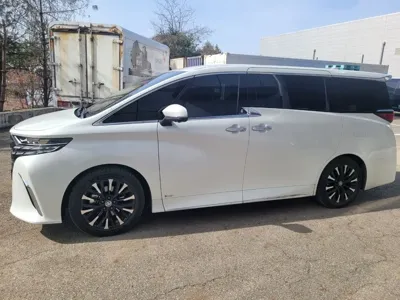 Toyota Alphard · 2025 год