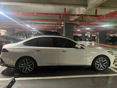 BMW 5-Series 2025, 9400 км, за 41604.35 USD - фото 2