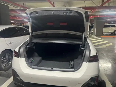 BMW 5-Series 2025, 9400 км, за 41604.35 USD - фото 6