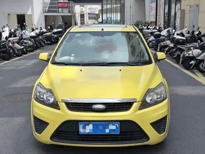 Ford Focus 2013, 130000 км, за 2014.9 USD