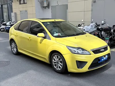 Ford Focus 2013, 130000 км, за 2014.9 USD