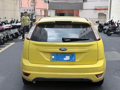 Ford Focus 2013, 130000 км, за 2014.9 USD