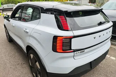 Volvo EX30 2025, 400 км, за 21759 USD