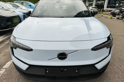 Volvo EX30 2025, 400 км, за 21759 USD