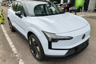 Volvo EX30 2025, 400 км, за 21759 USD
