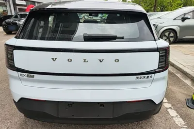 Volvo EX30 2025, 400 км, за 21759 USD