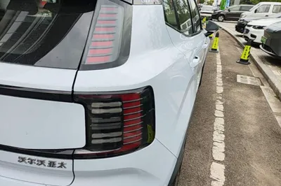 Volvo EX30 2025, 400 км, за 21759 USD - фото 9