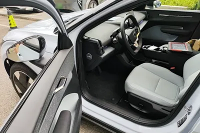 Volvo EX30 2025, 400 км, за 21759 USD - фото 18
