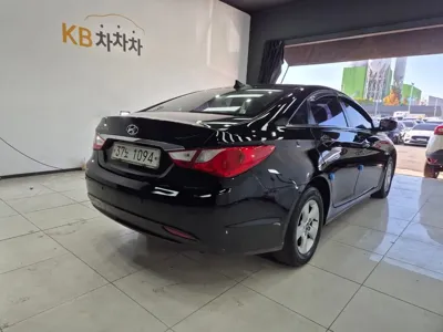 Hyundai Sonata 2014, 145596 км, за 2523.78 USD