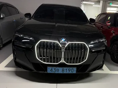 BMW i7 · 2023 год