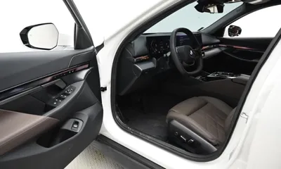 BMW 5-Series 2025, 8068 км, за 35038.67 USD - фото 11