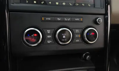 Land Rover Discovery 2019, 100430 км, за 17781.61 USD - фото 32