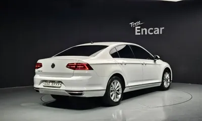 Volkswagen Passat 2018, 42602 км, за 11856.68 USD