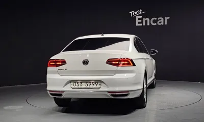Volkswagen Passat 2018, 42602 км, за 11856.68 USD